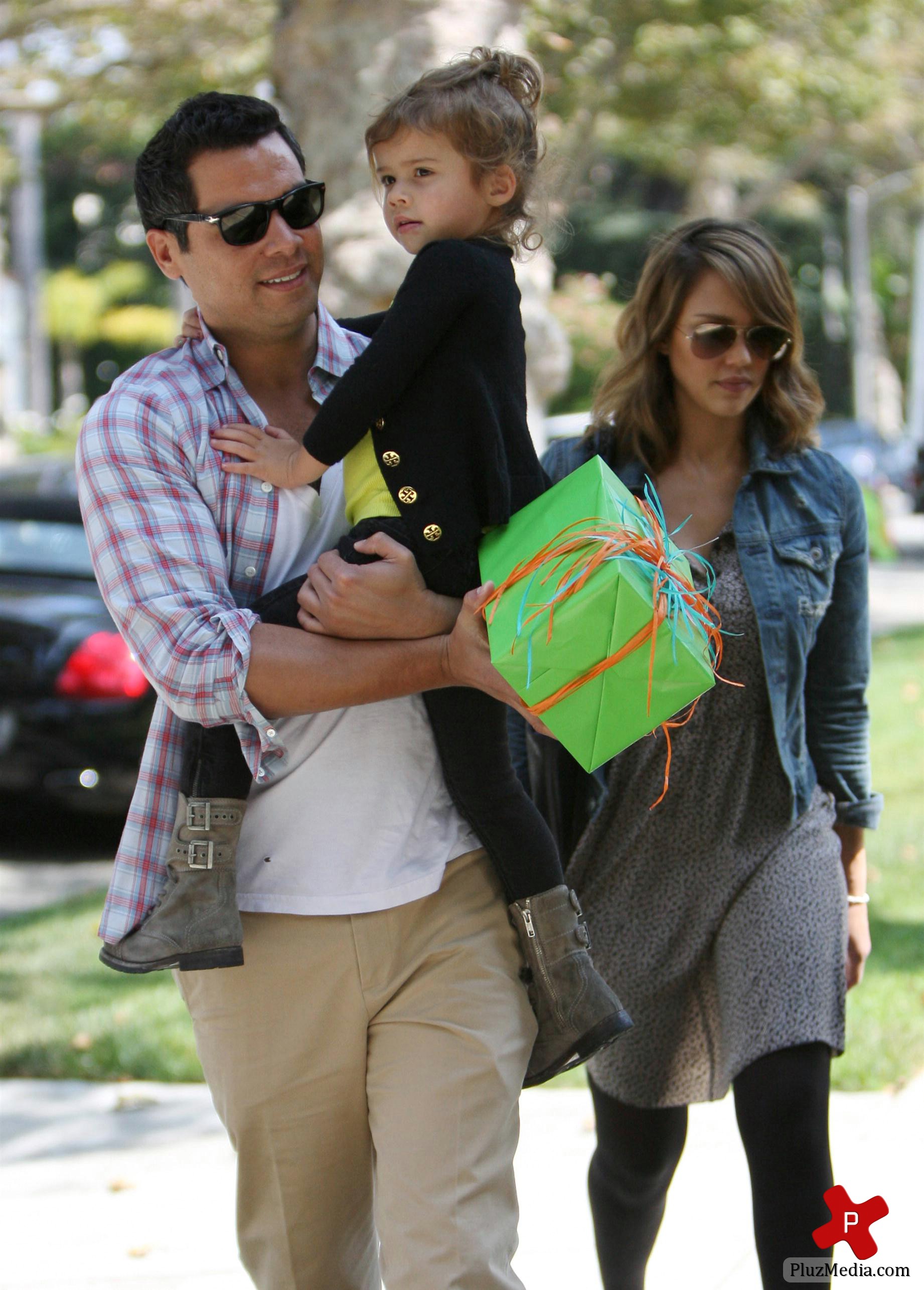 Jessica Alba, Cash Warren and daughter head out for a family meal photos | Picture 79854